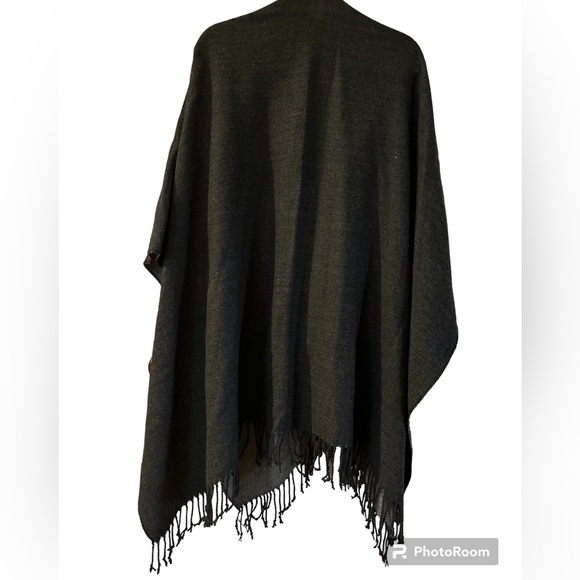 H&M Dark Gray Poncho with Fringe. One Size - Picture 2 of 7